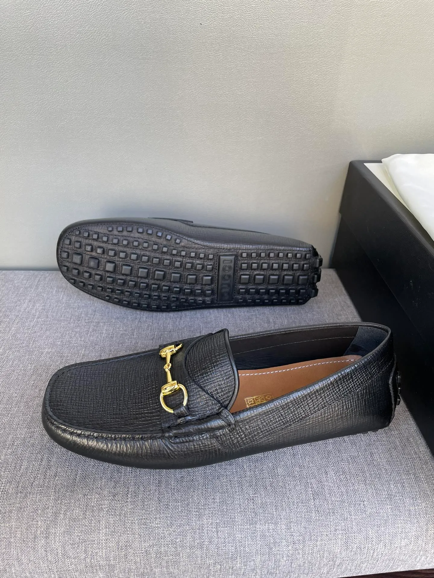 Batch 740💰[strong][strong][strong] Original order quality, new counter styles synchronized, Gucci counter new styles, handmade men's driving shoes, bean shoes, slip-on shoes, lazy shoes, exquisite hand-stitching, workmanship details comparable to the counters, Italian imported cowhide, water-dyed cowhide lining, tree paste leather feet, sweat-absorbent and odor-proof, off-white, black 39-44, large quantity in stock (38, 45 custom-made)